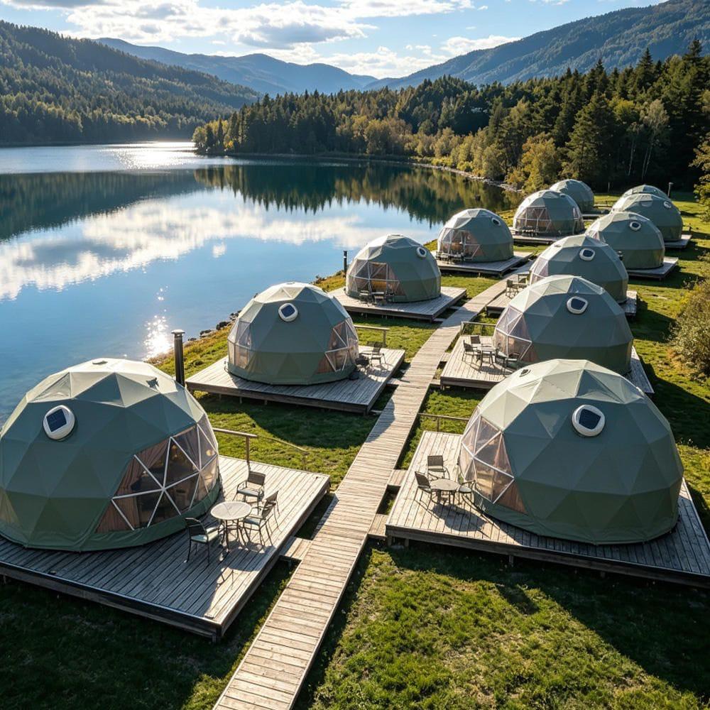 Conjunto de tiendas de glamping en un complejo turístico